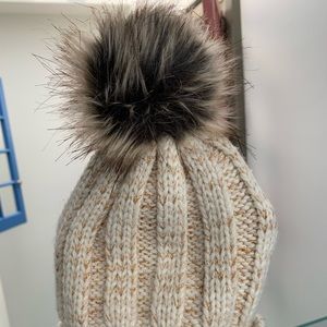 BRAND NEW! BABY HAT / TOQUE WITH POM POM